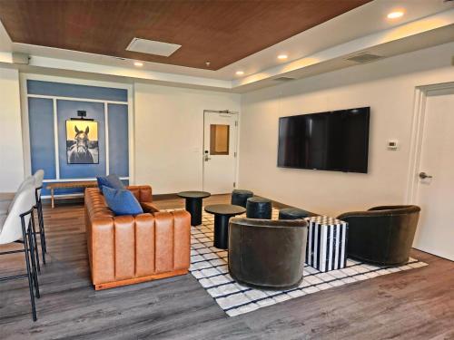 TV a/nebo společenská místnost v ubytování Hilton Garden Inn Saratoga Springs