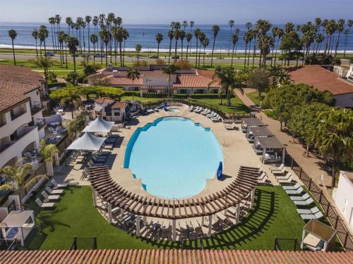 Bazén v ubytování Hilton Santa Barbara Beachfront Resort nebo v jeho okolí