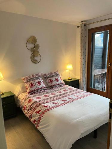une chambre avec un lit avec des oreillers et une fenêtre dans l'établissement Résidence Bel Alp - BEL ALP 3 MAE-6771, à Saint-Gervais-les-Bains