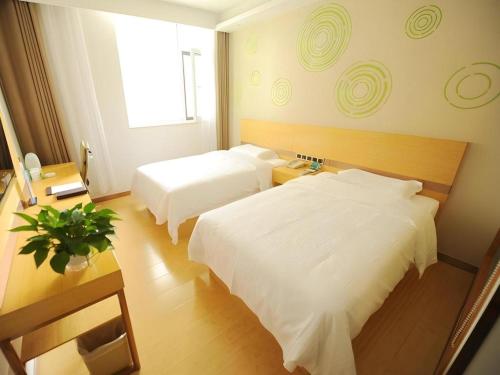 Postel nebo postele na pokoji v ubytování GreenTree Inn Yantai Laizhou Nan Road Unicom Building