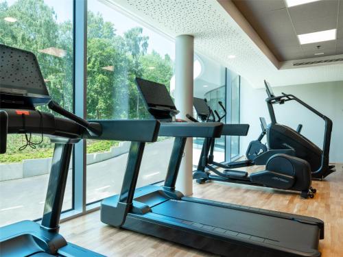 a gym with two treadmills and a treadmill at Hilton Garden Inn Brussels Airport in Diegem