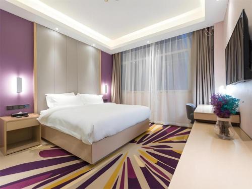 a bedroom with a large bed and a large window at Lavande Hotels·Anyang Wojin Wanda Plaza in Anyang
