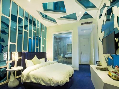 Una cama o camas en una habitación de Guiin Homing Hotel