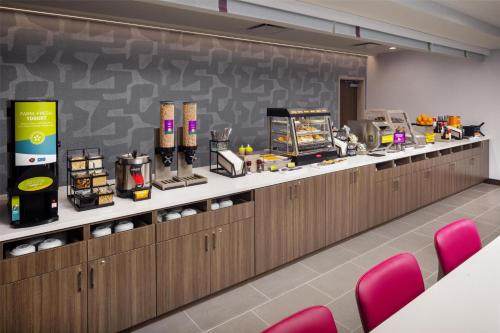 a cafeteria with a counter with aasteryasteryasteryasteryasteryasteryasteryasteryastery at Home2 Suites By Hilton Clearwater St. Petersburg Ulmerton Rd in Clearwater