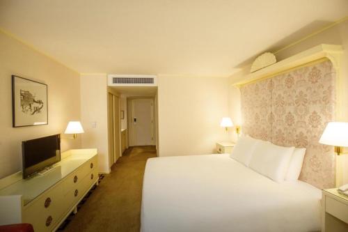 Postel nebo postele na pokoji v ubytování Regency Art Hotel