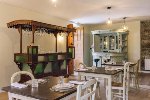 a dining room with a table and a mirror at Palacete do Guerreiro Charme Hotel & SPA in Oliveira do Hospital