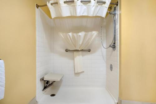 a bathroom with a shower with a shower curtain at Best Western Plus Oak Mountain Inn in Pelham
