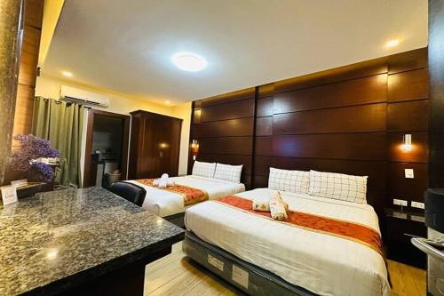 Jo Carter's Hotel and Suites Angeles Cityにあるベッド