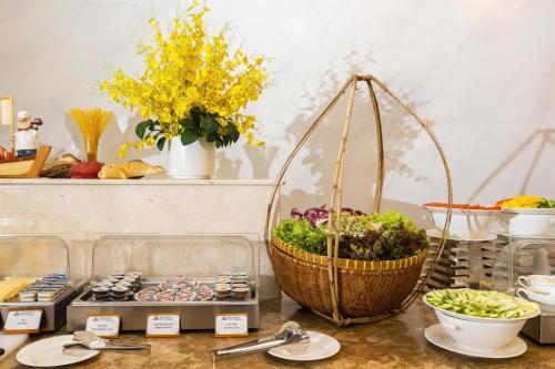 einen Tisch mit einem Korb mit Gemüse darauf in der Unterkunft Thien Thanh Resort in Phu Quoc