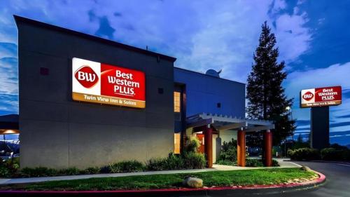 a building with a best western plus sign on it at Best Western Plus Twin View Inn and Suites in Redding