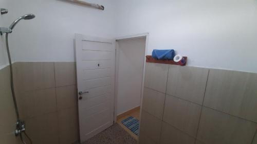 baño con cabina de ducha y puerta en Tapada, en Gili Air