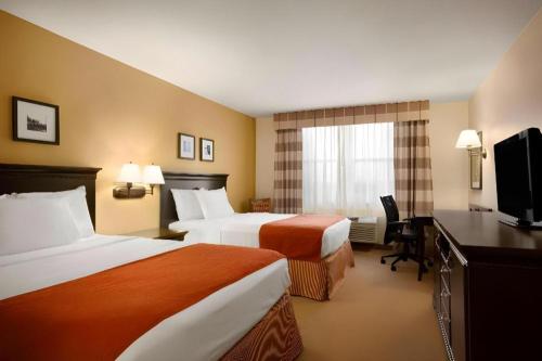 Ένα ή περισσότερα κρεβάτια σε δωμάτιο στο Country Inn & Suites by Radisson, Dundee, MI