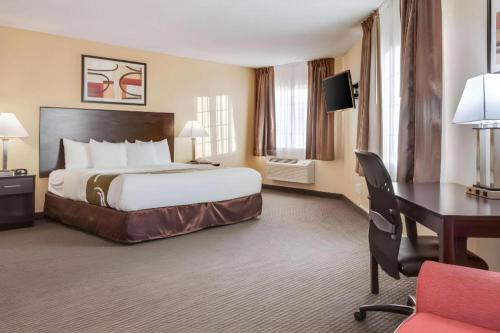 Ένα ή περισσότερα κρεβάτια σε δωμάτιο στο Quality Inn & Suites Lincoln North