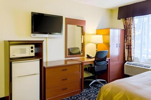 Η κουζίνα ή μικρή κουζίνα στο Quality Inn Meridian