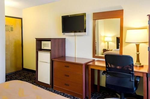Μια τηλεόραση ή/και κέντρο ψυχαγωγίας στο Quality Inn Meridian
