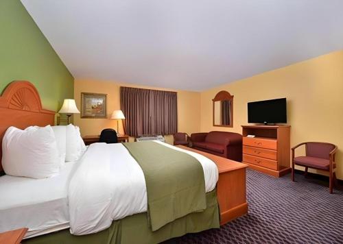 Ένα ή περισσότερα κρεβάτια σε δωμάτιο στο Quality Inn & Suites Grinnell near University
