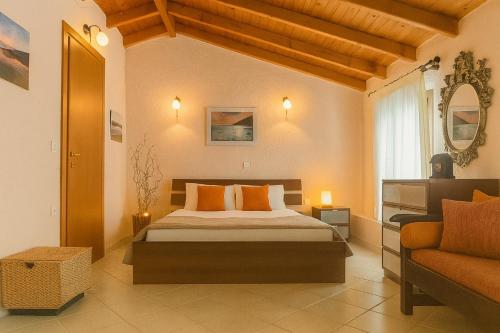 Ένα ή περισσότερα κρεβάτια σε δωμάτιο στο Elani Private Retreat - Villa Anna Garden Escape