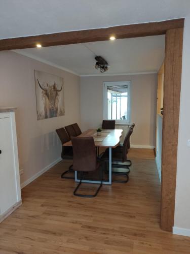 a dining room with a table and chairs at Ferienhaus kleine Perle in Stendal