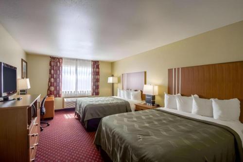 Katil atau katil-katil dalam bilik di Quality Inn