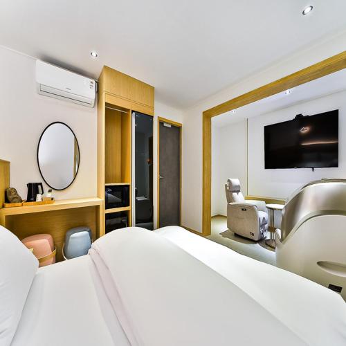a hotel room with a large bed and a mirror at No 25 Hotel Gumi Wonpyeongdong in Gumi