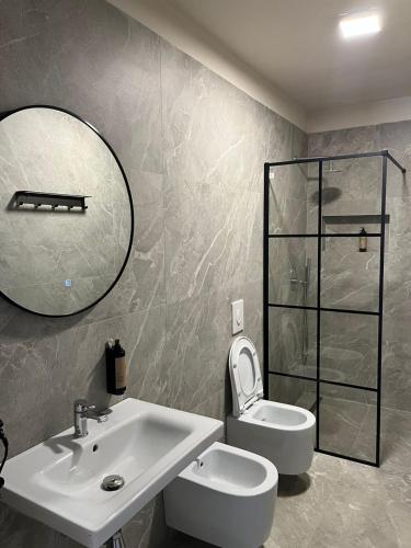 Ένα μπάνιο στο Emera Apartments