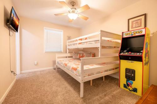 セバービルにあるBrennas Fox Denのツイン二段ベッドとビデオゲームのある寝室