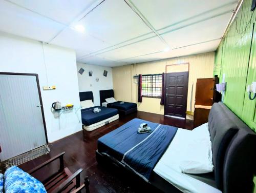 马兰Marang Guesthouse Resort的一间设有床铺和沙发的房间