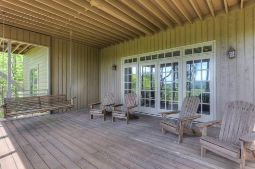 Balkoni atau teres di Chasing Chipmunks - Sweeping mountain views and community amenities