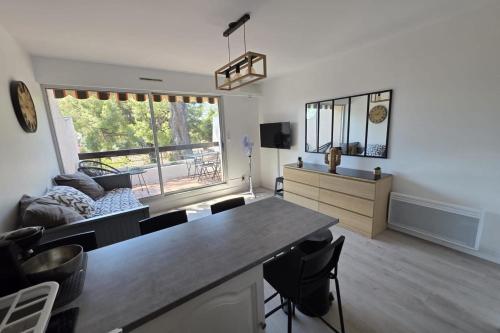Bright studio in residence with swimming pool
