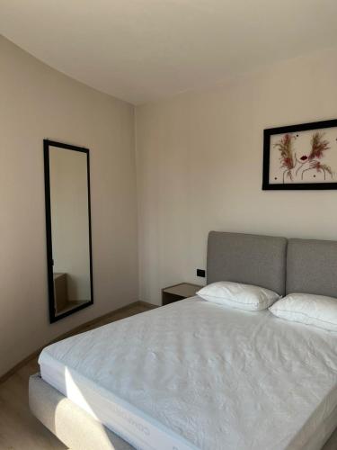 Ένα ή περισσότερα κρεβάτια σε δωμάτιο στο Emera Apartments
