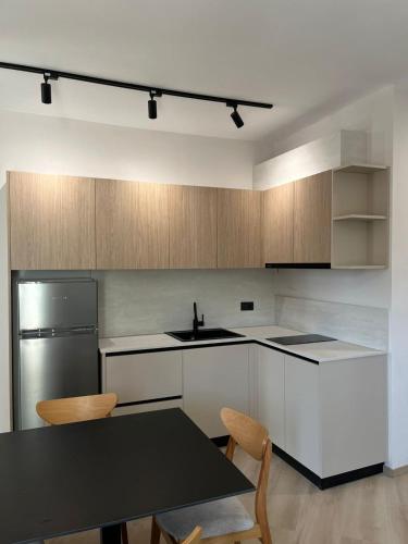 Η κουζίνα ή μικρή κουζίνα στο Emera Apartments