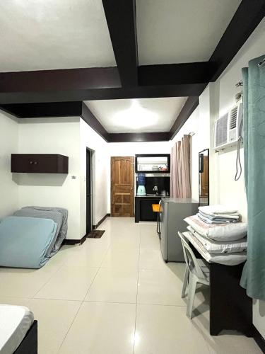 Zimmer mit einem Bett und einem Schreibtisch. in der Unterkunft RB - Longayhomestay in General Luna