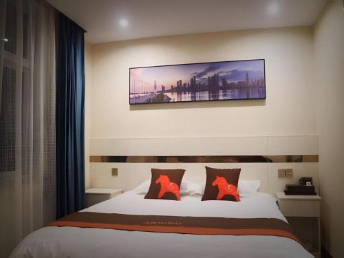 Cette chambre comprend un lit avec des oreillers rouges. dans l'établissement Jun Hotel Jiangsu Yangzhou Jiangdu District Xiaoji Town Yingtai Industrial Park, à Xiaoji