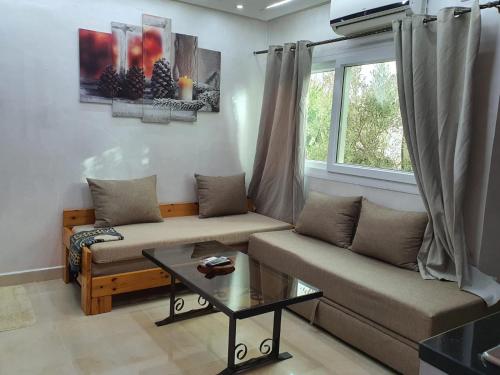 Un lugar para sentarse en Petit Appartement Formidable a Imi Ouaddar