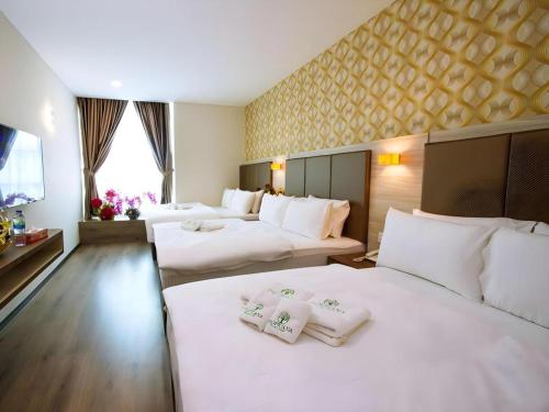 Giường trong phòng chung tại Tropicana Boutique Hotel