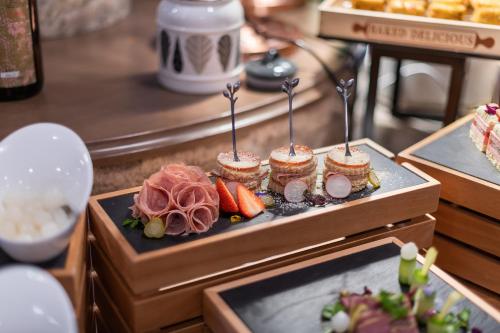 合肥合肥淮河路步行街洪瑞美居酒店的桌上的盘子,配上寿司