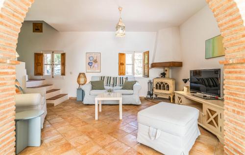 Μια τηλεόραση ή/και κέντρο ψυχαγωγίας στο Gorgeous Home In Algodonales