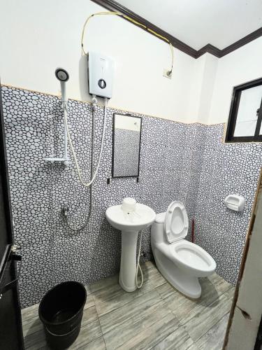 ein Badezimmer mit Dusche, Toilette und Waschbecken in der Unterkunft RB - Longayhomestay in General Luna