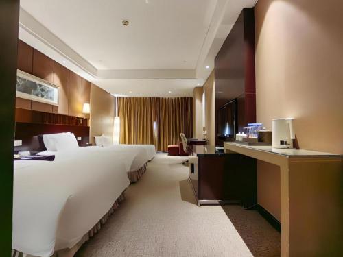 Una cama o camas en una habitación de Xian Grand Soluxe International Hotel