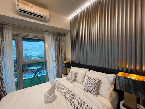 Кровать или кровати в номере Luxury 2BR Condo Retreat Near Airports MOA Okada