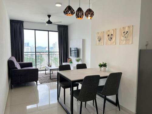 un salon avec une table et des chaises de salle à manger dans l'établissement Doorstep Sunway BRT Station!5min to Pyramid!, à Subang Jaya