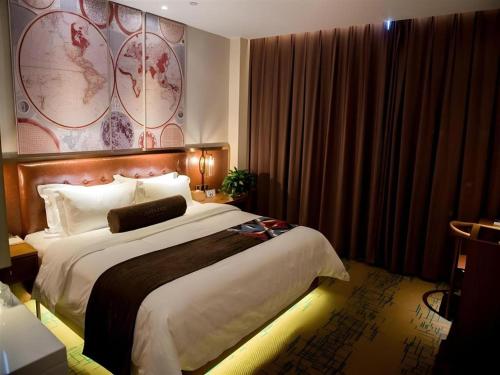 a hotel room with a large bed in a room at James Joyce Coffetel·Shijiazhuang Economic and Technological Development Zone Chuangye Road in Shijiazhuang