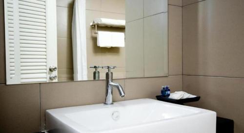 a bathroom with a sink and a mirror at Pannapat Place in Bangkok