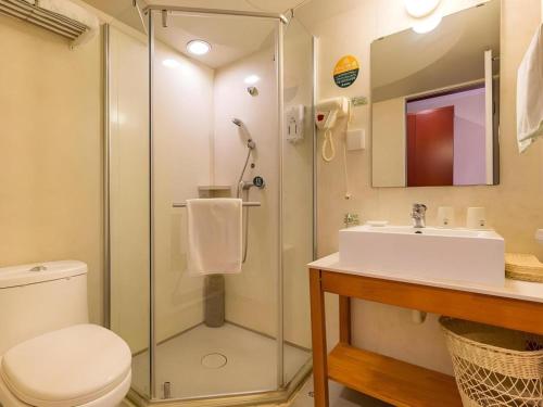 徐州GreenTree Inn Xuzhou High Speed Railway Zhangqian Square Business Hotel的带淋浴、马桶和水槽的浴室