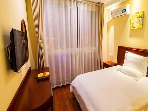 Télévision ou salle de divertissement dans l'établissement GreenTree Inn Xuzhou High Speed Railway Zhangqian Square Business Hotel