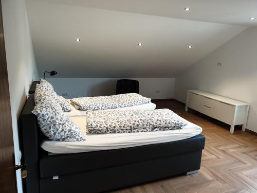 two twin beds in a room with a attic at Beim Hooch "Schindelloft" in Brücktal