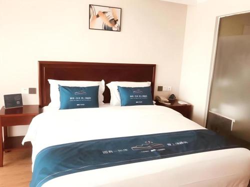 Кровать или кровати в номере GreenTree Inn Tianjin JinNan ShuangLin Metro Station Express Hotel