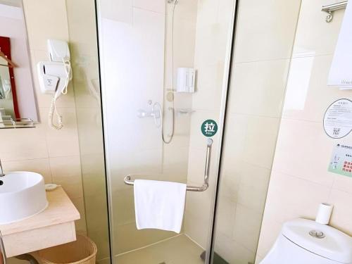 Ванная комната в GreenTree Inn Tianjin JinNan ShuangLin Metro Station Express Hotel