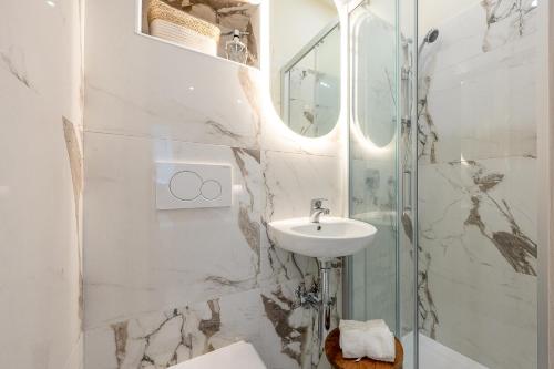 トリノにあるLingotto Fiere - Eataly Luxury by RD Domusの洗面台とシャワー付きの白いバスルーム