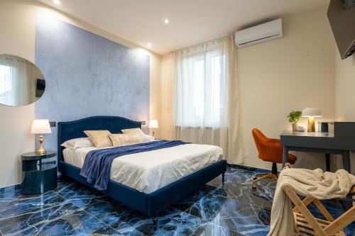 トリノにあるLingotto Fiere - Eataly Luxury by RD Domusのベッドルーム(青いベッド1台、ピアノ付)